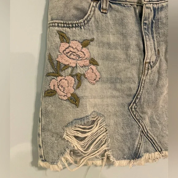 Hollister Light Wash Ripped Jean Skirt With Pink Floral Embroidery🌸🌷 - Picture 3 of 8